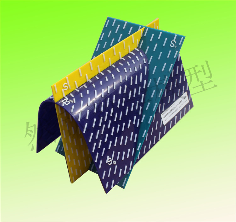 疊加在圓柱狀褶皺的SO上S2面理及L2線理